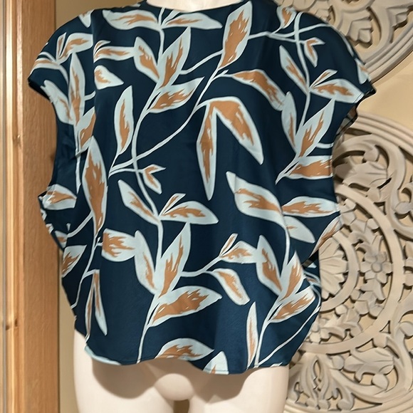 Banana Republic Factory Teal and Beige Leaf Print Silky top - Picture 3 of 8